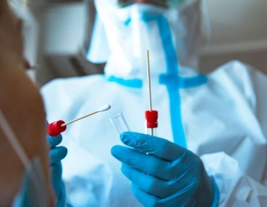 Covid-19 : Djerad annonce des aides allant jusqu’à 5000 DA pour rembourser les tests