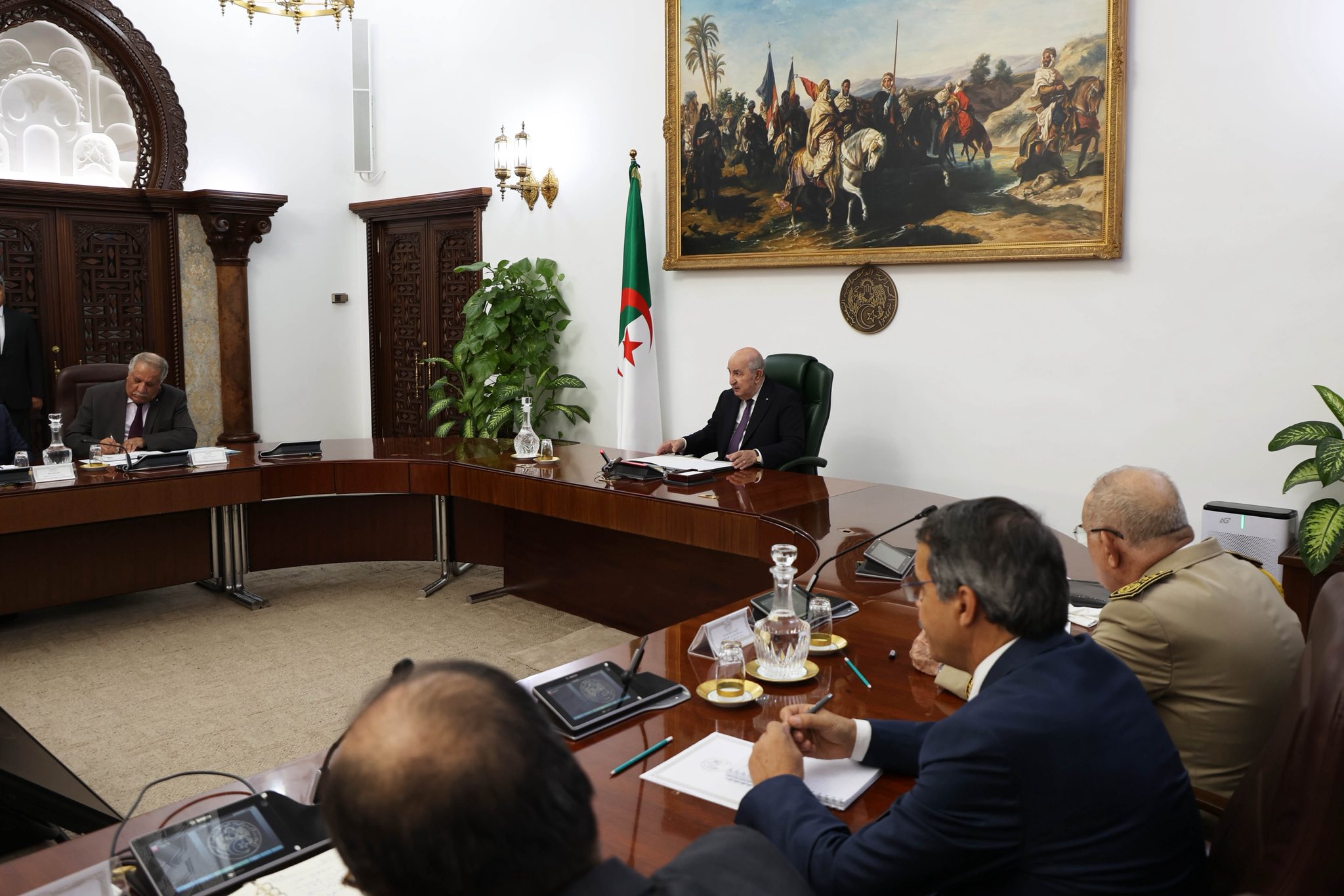 إجتماع وزاري مصغر حول قطاع التجارة وضبط السوق.