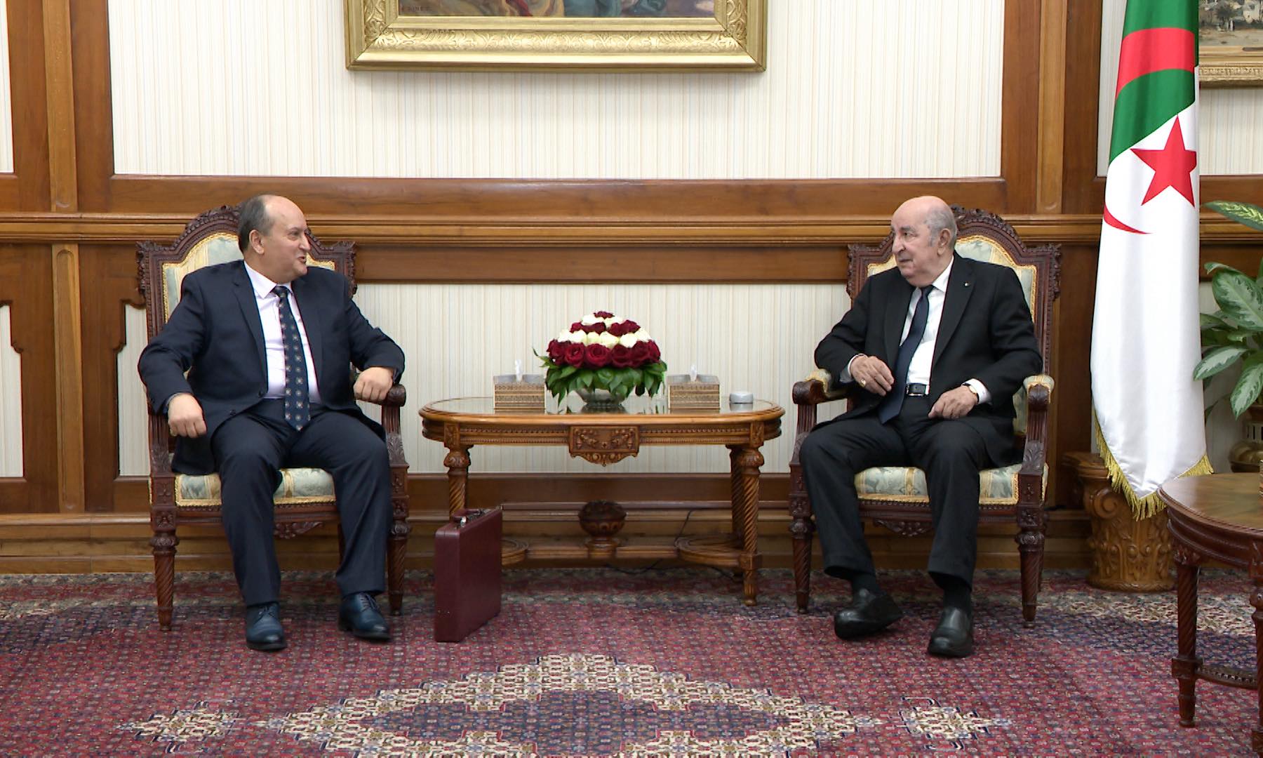 الرئيس الجزائري خلال استقبال وزيره الأول، سيفي غريب.