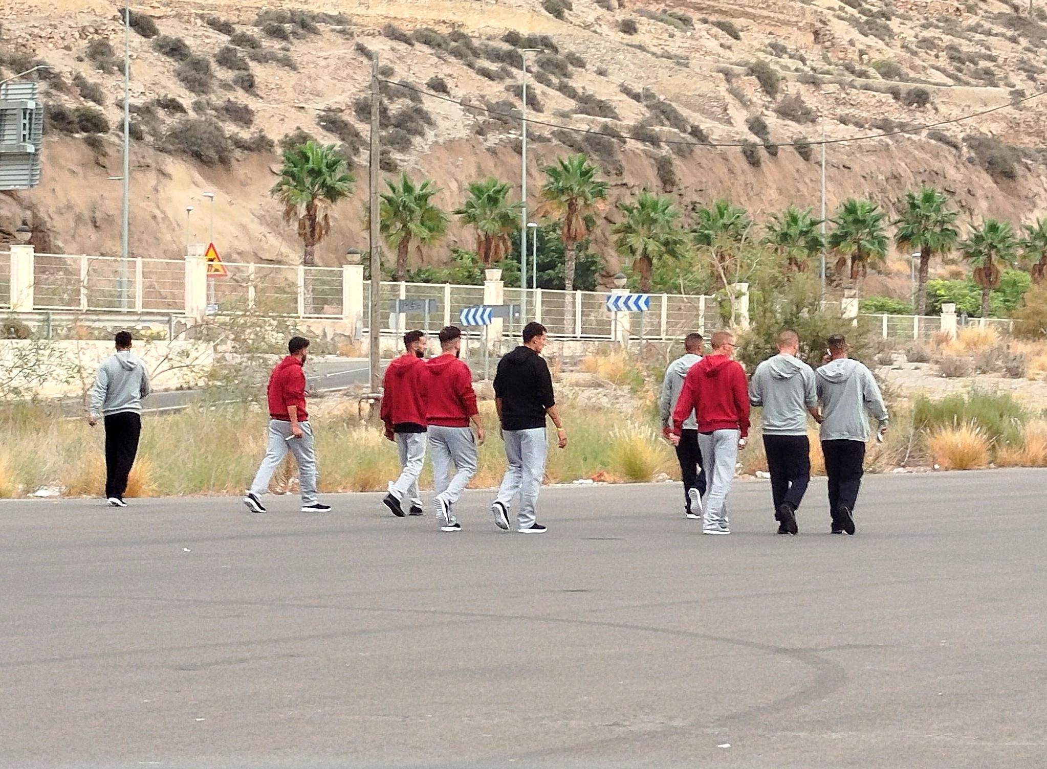 أُفرج عن مجموعة من تسعة مهاجرين جزائريين في ميناء ألميريا. صورة: فرانسيسكو خوسيه كليمنتي مارتن