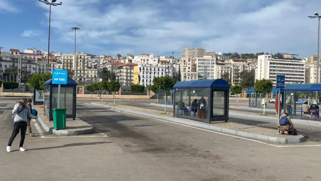 محطات المسافرين دون وسائل النقل.