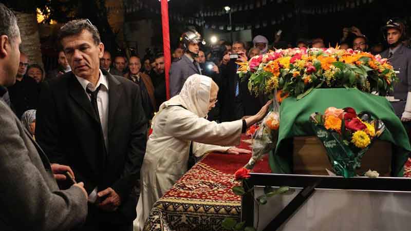 Djamila Ait Ahmed avec son fils Jughurta devant la dépouille du leader du FFS à Alger