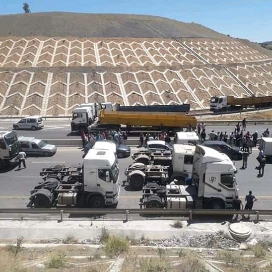 Hausse des prix du carburant : opération «escargot» des poids lourds à Bejaia