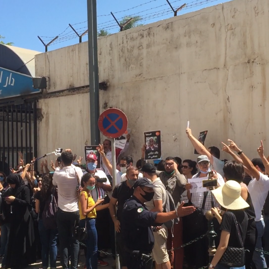 Une centaine de journalistes tiennent un rassemblement de soutien à Khaled Drareni devant la Maison de la presse