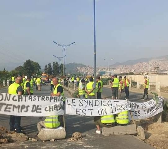 Des travailleurs de Numilog ferment la route de l&rsquo;arrière Port de Bejaia
