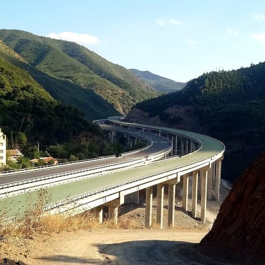 Travaux publics : l’autoroute Chiffa-Berouaguia sera ouverte à la circulation dans deux mois