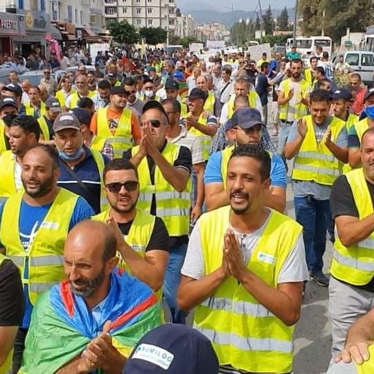 Bejaia : excédés par leur situation, les employés licenciés par Numilog campent devant le Palais de justice