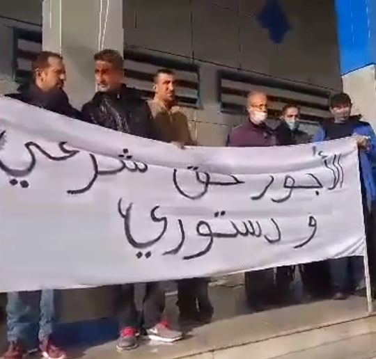 Solidarité: les habitants de Seddouk viennent en aide aux travailleurs d’une briqueterie sans salaires depuis 17 mois