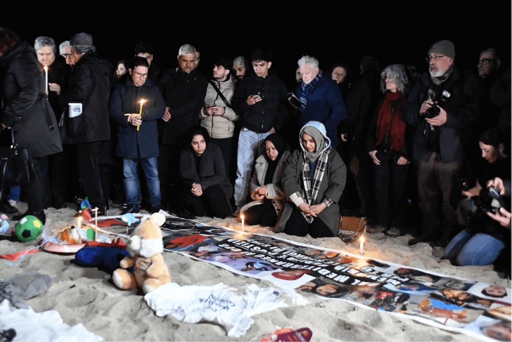 La veillée pour les victimes de Cutro, 26 février 2025. Photo de Giuseppe Pipita (https://www.instagram.com/giupipita/).