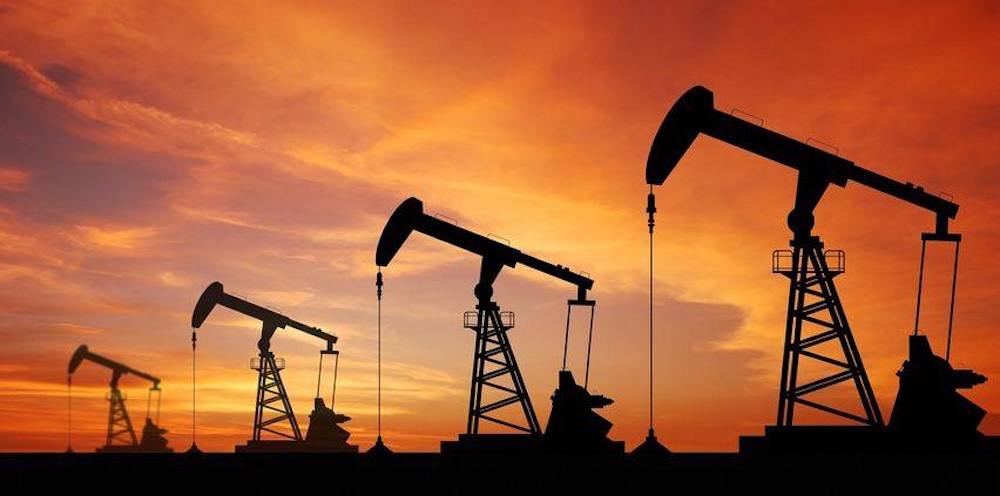 Pompes à pétrole extrayant du brut au crépuscule, représentant la baisse des prix du Brent à moins de 63 dollars le 14 octobre 2025.