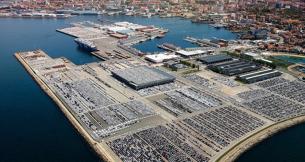 Vue aérienne du port espagnol de Vigo avec ses terminaux automobiles et ses quais industriels.