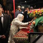 Djamila Ait Ahmed avec son fils Jughurta devant la dépouille du leader du FFS à Alger