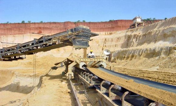 Convoyeurs et infrastructures industrielles sur un site d'extraction de phosphate