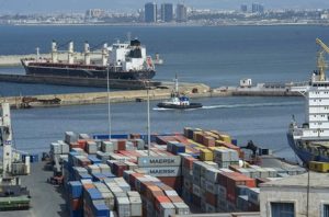 Conteneurs d'importation dans un port, illustrant la hausse de 24% des importations algériennes au premier trimestre 2025.