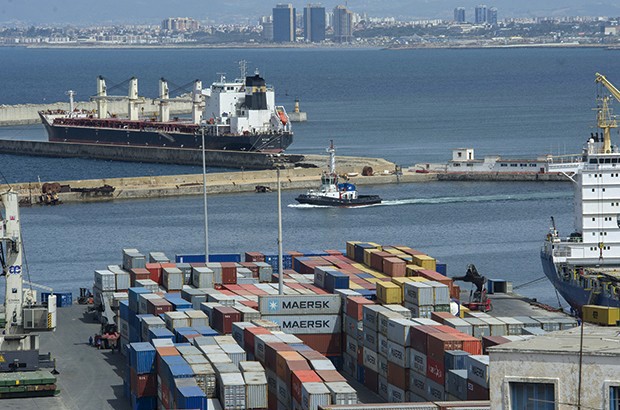 Conteneurs d'importation dans un port, illustrant la hausse de 24% des importations algériennes au premier trimestre 2025.