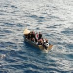 قارب مهاجرين غير نظامين باتجاه السواحل الإسبانية.