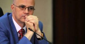Portrait de Tidjani Heddam, ancien ministre du travail algérien, photographié lors d’une conférence de presse.
