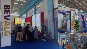 Stands d’entreprises algériennes comme Bouguelez et Tassili au Salon de l’agroalimentaire, illustrant le dynamisme du secteur local.
