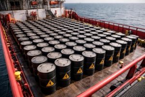 Barils de pétrole brut sur un pétrolier en mer, cours du Brent en hausse le 23 mars 2026.