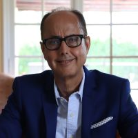 Portrait d'Omar Berkouk, économiste et consultant financier indépendant