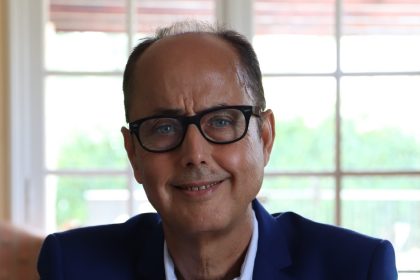 Portrait d'Omar Berkouk, économiste et consultant financier indépendant