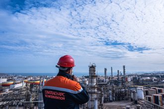 Opérateur Sonatrach casque rouge sur un site pétrolier du Sahara algérien