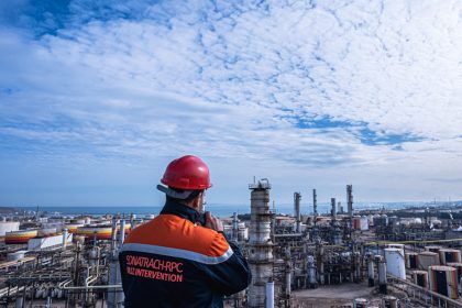 Opérateur Sonatrach casque rouge sur un site pétrolier du Sahara algérien