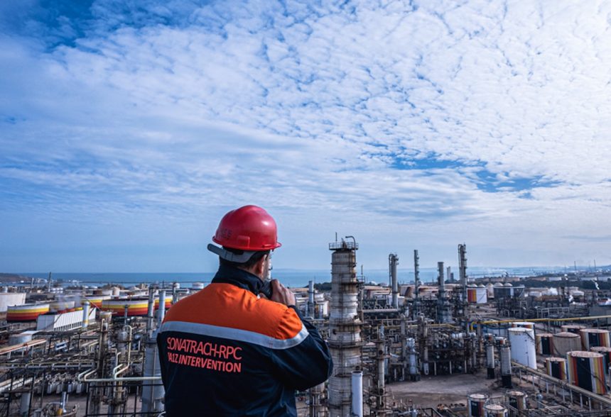 Opérateur Sonatrach casque rouge sur un site pétrolier du Sahara algérien