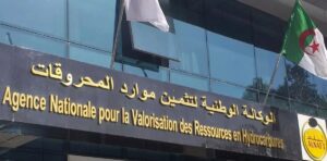 Façade du siège d'Alnaft à Alger avec l'inscription en arabe et en français de l'agence et le drapeau algérien.