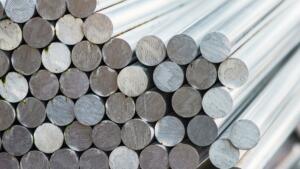 Billettes d'aluminium en attente de transformation. Le cours du métal a progressé de 48 % en un an après les frappes iraniennes sur les fonderies du Golfe