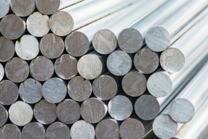 Billettes d'aluminium en attente de transformation. Le cours du métal a progressé de 48 % en un an après les frappes iraniennes sur les fonderies du Golfe