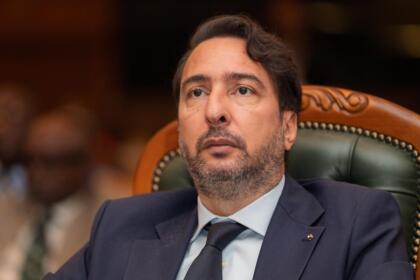 Kamel Moula, président du CREA, en costume sombre lors d'une session officielle