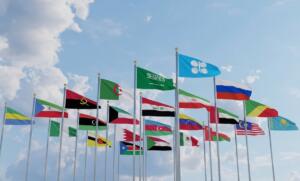 Drapeaux des pays membres de l'OPEP+ dont l'Algérie, l'Arabie saoudite et la Russie, avec le drapeau de l'OPEC au centre