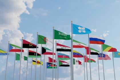 Drapeaux des pays membres de l'OPEP+ dont l'Algérie, l'Arabie saoudite et la Russie, avec le drapeau de l'OPEC au centre