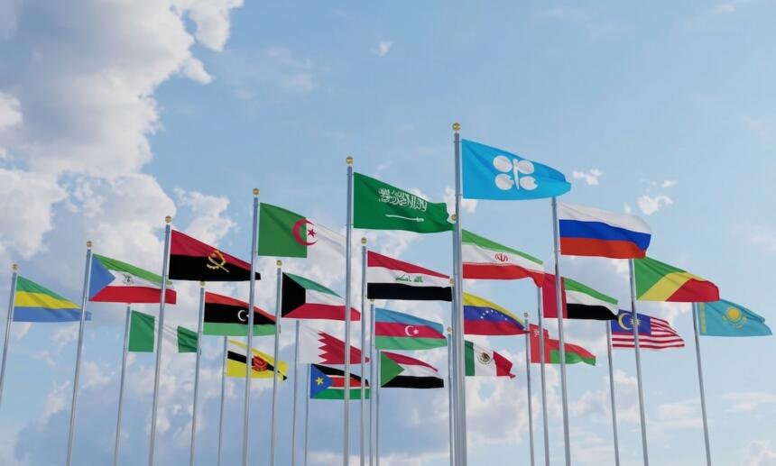 Drapeaux des pays membres de l'OPEP+ dont l'Algérie, l'Arabie saoudite et la Russie, avec le drapeau de l'OPEC au centre