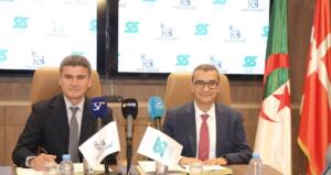 Mourad Belkhelfa et Amine Dahaoui signent l'accord Saidal-Novo Nordisk pour la production locale du GLP-1 en Algérie, devant les drapeaux algérien, Saidal et Novo Nordisk
