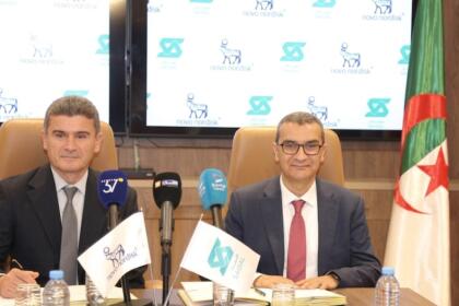 Mourad Belkhelfa et Amine Dahaoui signent l'accord Saidal-Novo Nordisk pour la production locale du GLP-1 en Algérie, devant les drapeaux algérien, Saidal et Novo Nordisk