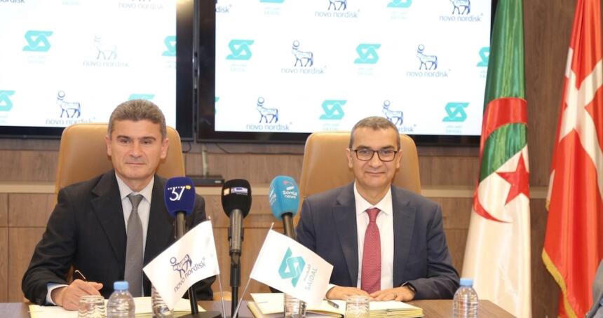 Mourad Belkhelfa et Amine Dahaoui signent l'accord Saidal-Novo Nordisk pour la production locale du GLP-1 en Algérie, devant les drapeaux algérien, Saidal et Novo Nordisk