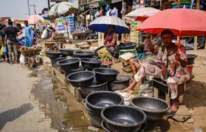 Marché en plein soleil à Lagos, Nigeria — illustration du risque de chaleur urbaine en Afrique subsaharienne.