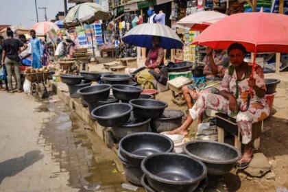 Marché en plein soleil à Lagos, Nigeria — illustration du risque de chaleur urbaine en Afrique subsaharienne.