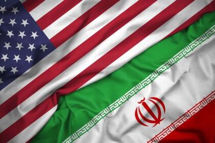 Drapeaux des États-Unis et de l'Iran superposés.