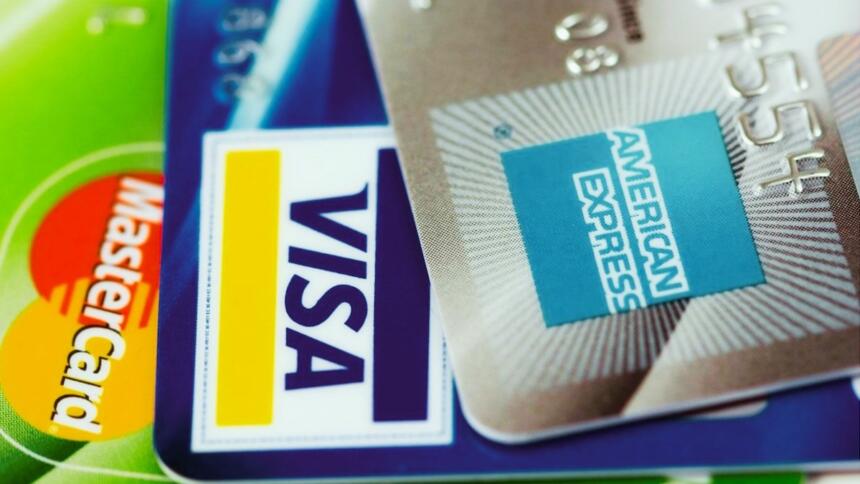 Cartes bancaires Visa, Mastercard et American Express, désormais acceptées par les e-commerçants algériens selon la mise à jour réglementaire de la Banque d'Algérie du 14 mai 2026.