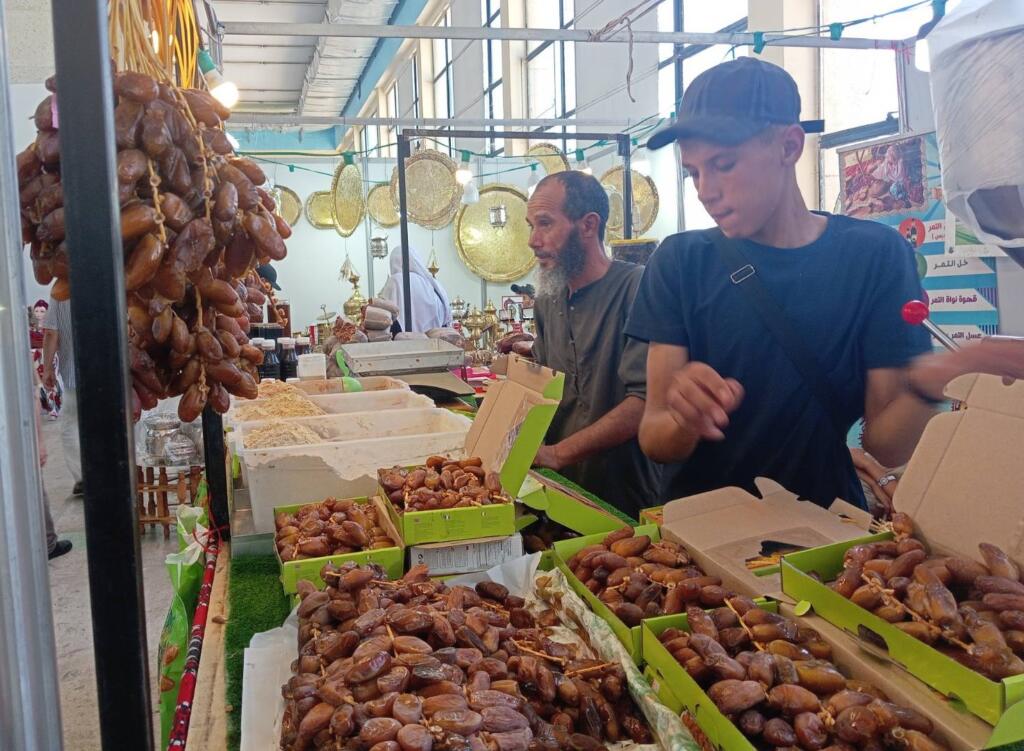 Youssef Herraki et son fils présentent leurs produits dérivés de la datte aux visiteurs de la FIA 2026.