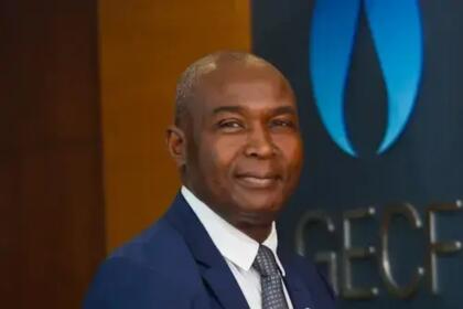 Philip Mshelbila, secrétaire général du GECF, costume bleu marine, devant le logo du Forum