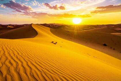 Dunes du Sahara algérien au coucher du soleil, potentiel solaire ciblé par l'initiative T-MED de l'Union européenne.