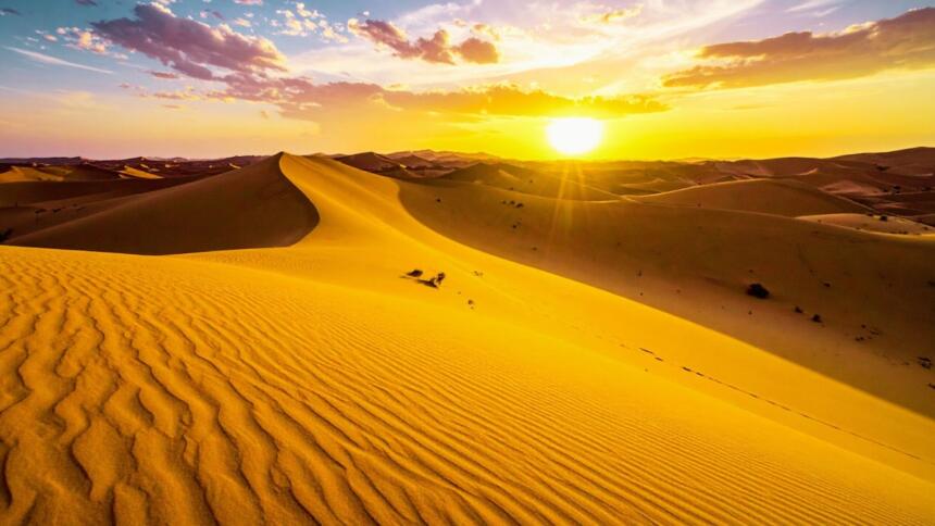 Dunes du Sahara algérien au coucher du soleil, potentiel solaire ciblé par l'initiative T-MED de l'Union européenne.