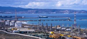 Complexe de liquéfaction de gaz d'Arzew en Algérie, avec méthanier GNL à quai et bacs de stockage