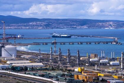 Complexe de liquéfaction de gaz d'Arzew en Algérie, avec méthanier GNL à quai et bacs de stockage