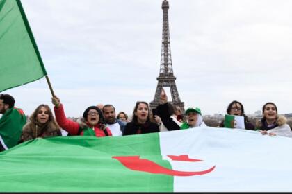 جزائريون - باريس - برج إيفل