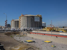 Extérieur de l'usine de regazéification Enagás de Barcelona